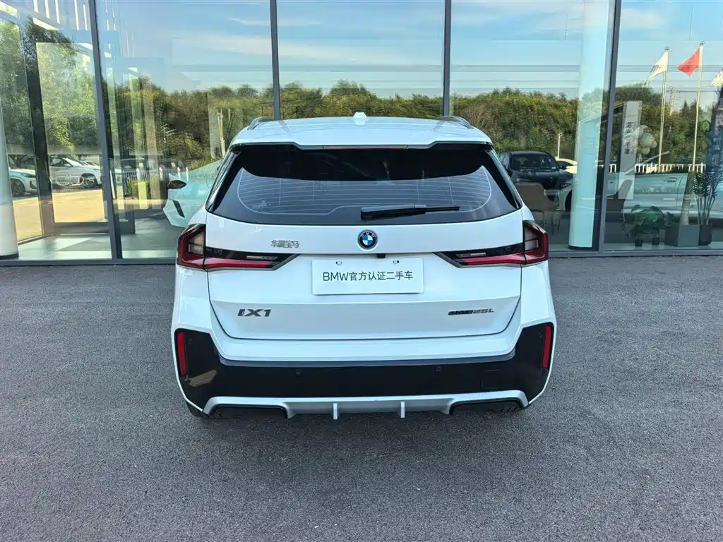 BMW iX1 2025