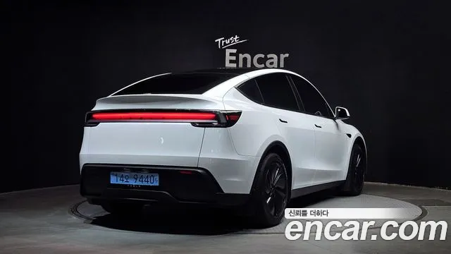 Tesla Model Y 2025