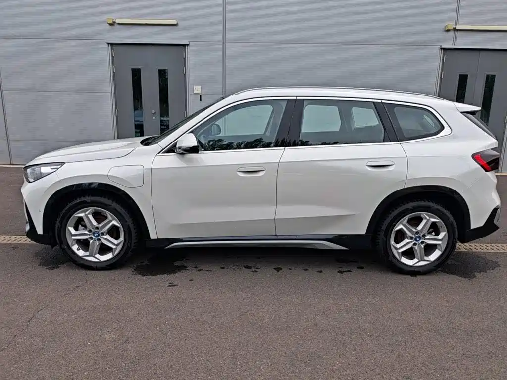BMW iX1 2025