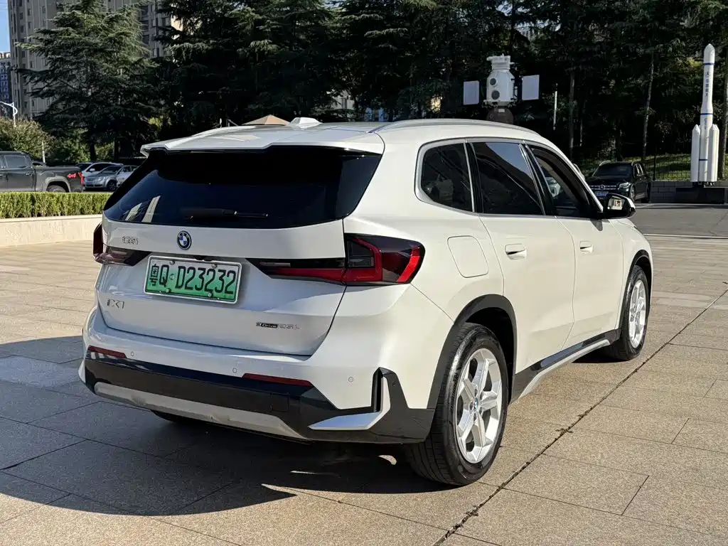 BMW iX1 2025