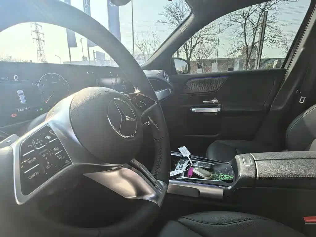 Mercedes-Benz GLB 2025