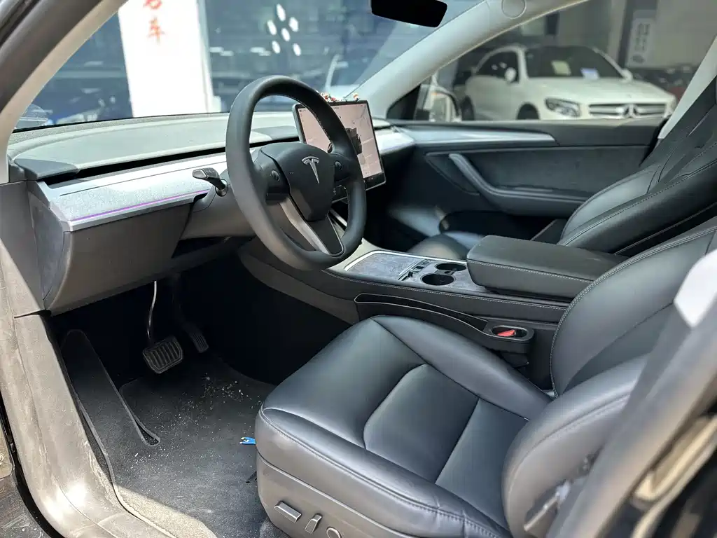 Tesla Model Y 2024