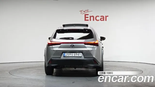 Lexus UX 2024