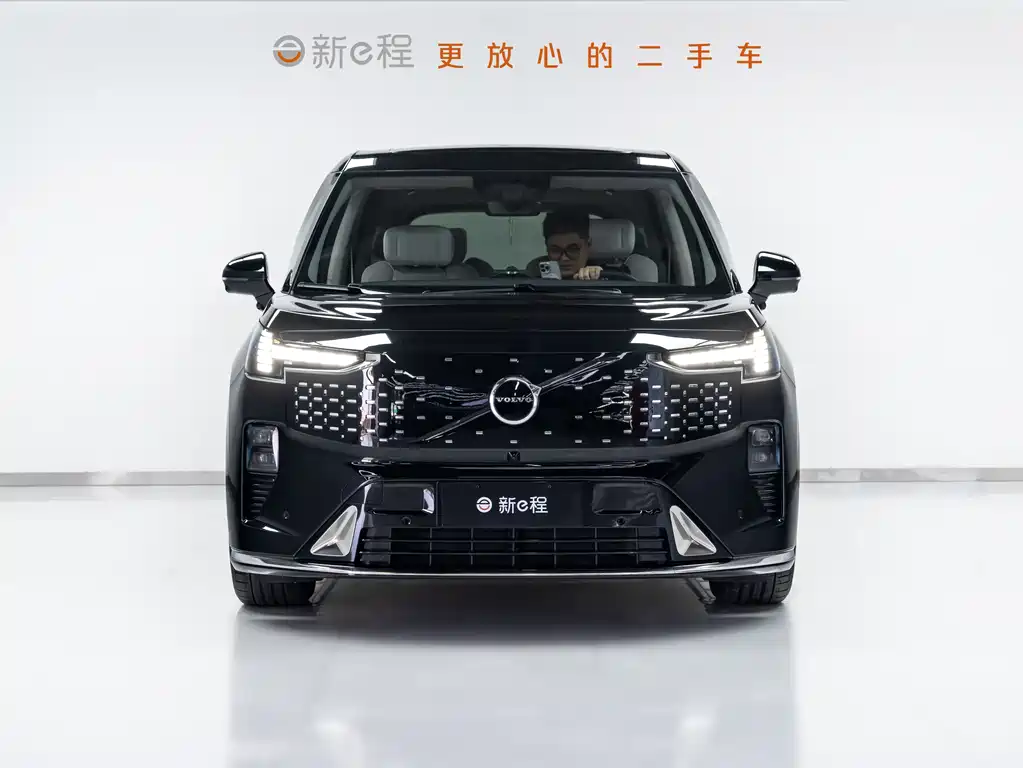 Volvo EM90 2024