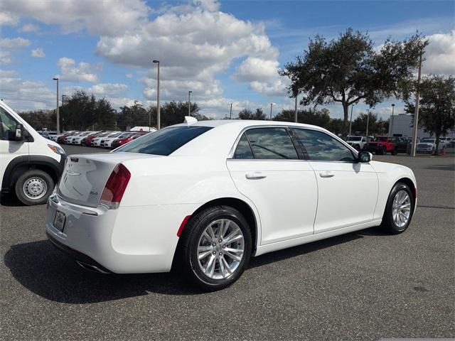 Chrysler 300 2021