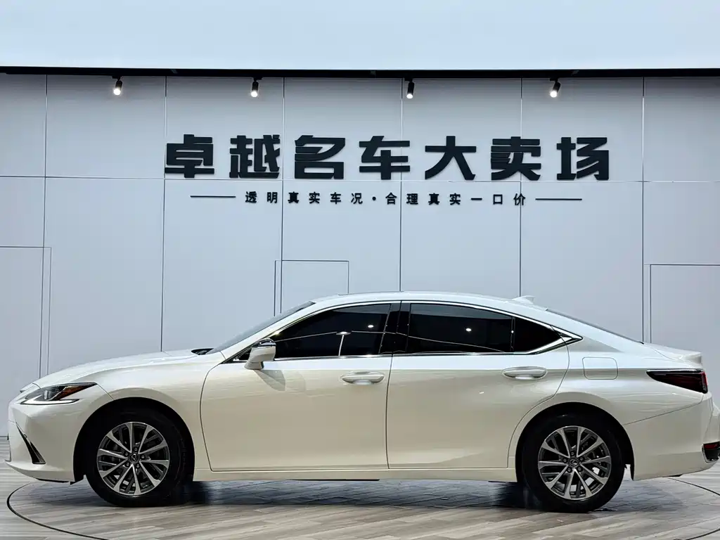 Lexus ES 2023