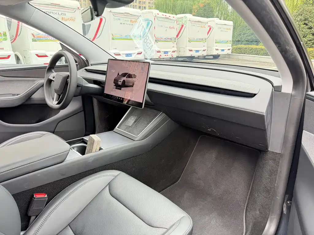Tesla Model Y 2025