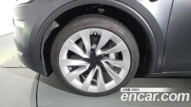 Tesla Model Y 2025