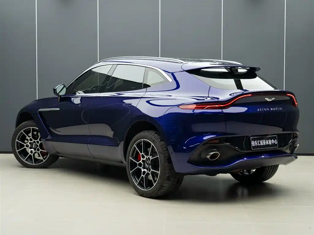 Aston Martin DBX 2023