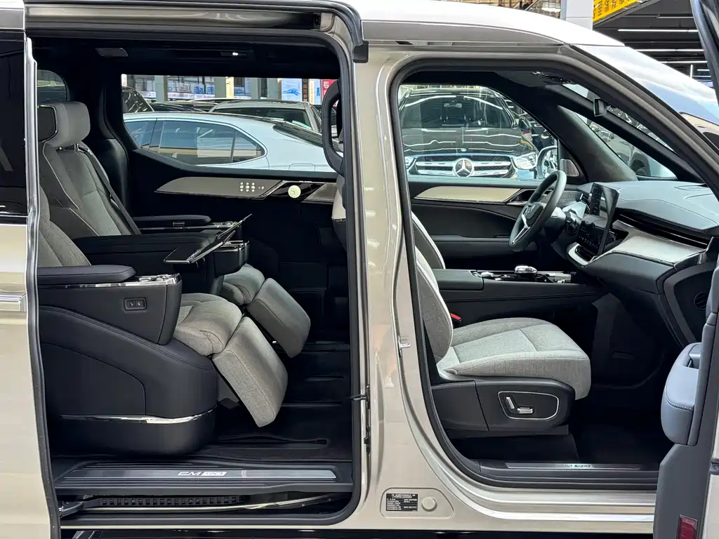 Volvo EM90 2024