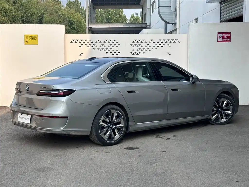 BMW i7 2025