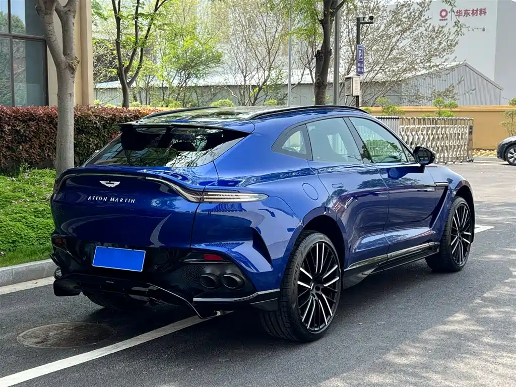 Aston Martin DBX 2024