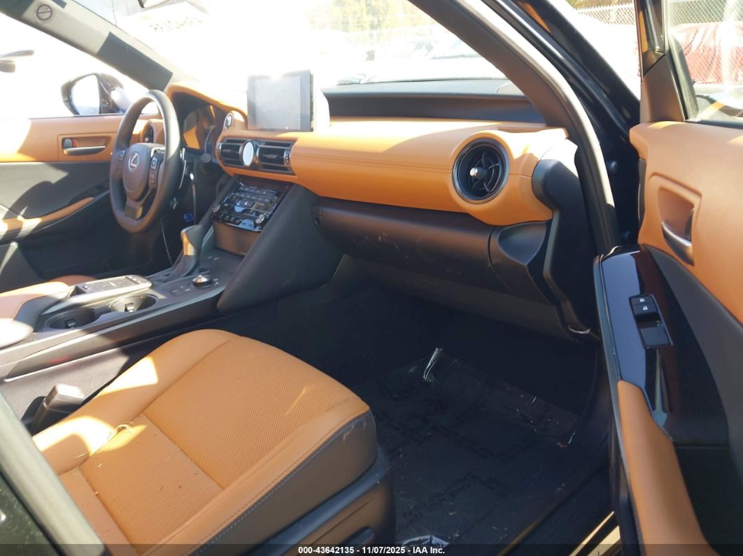 Lexus IS 2025
