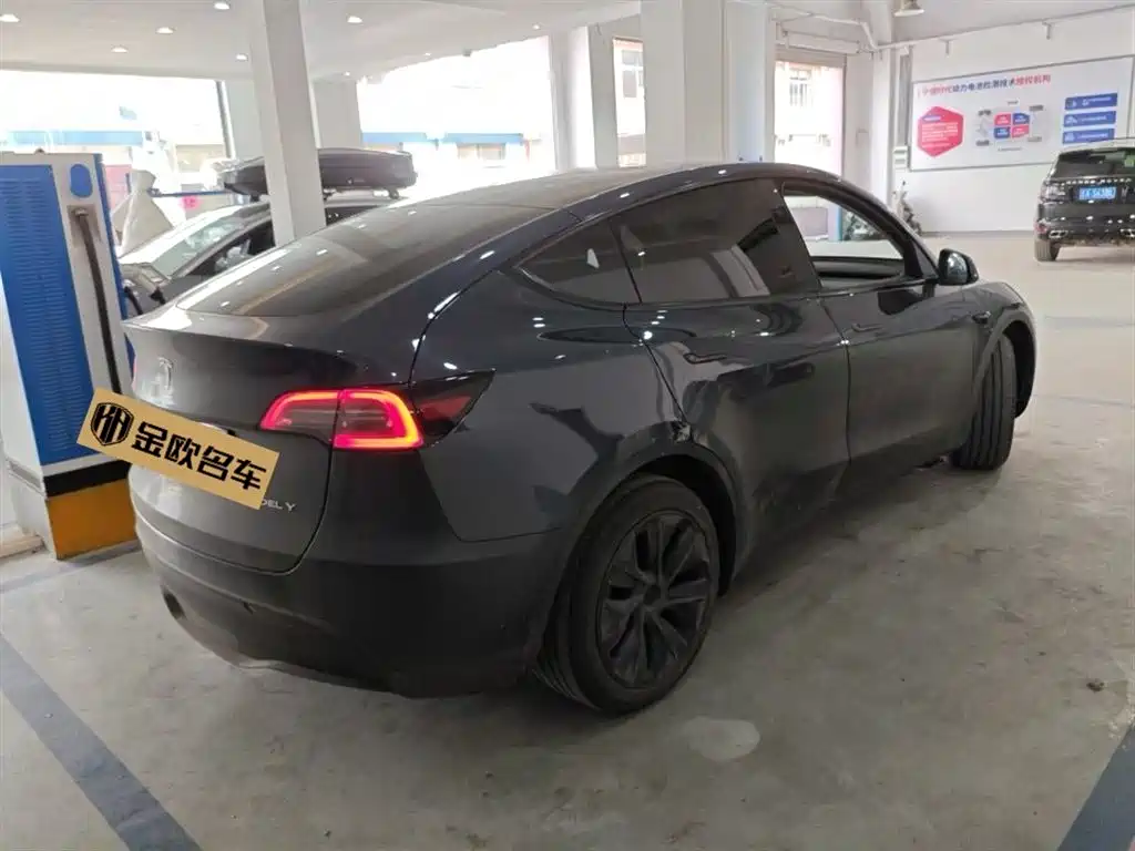 Tesla Model Y 2024