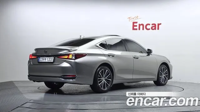 Lexus ES 2023