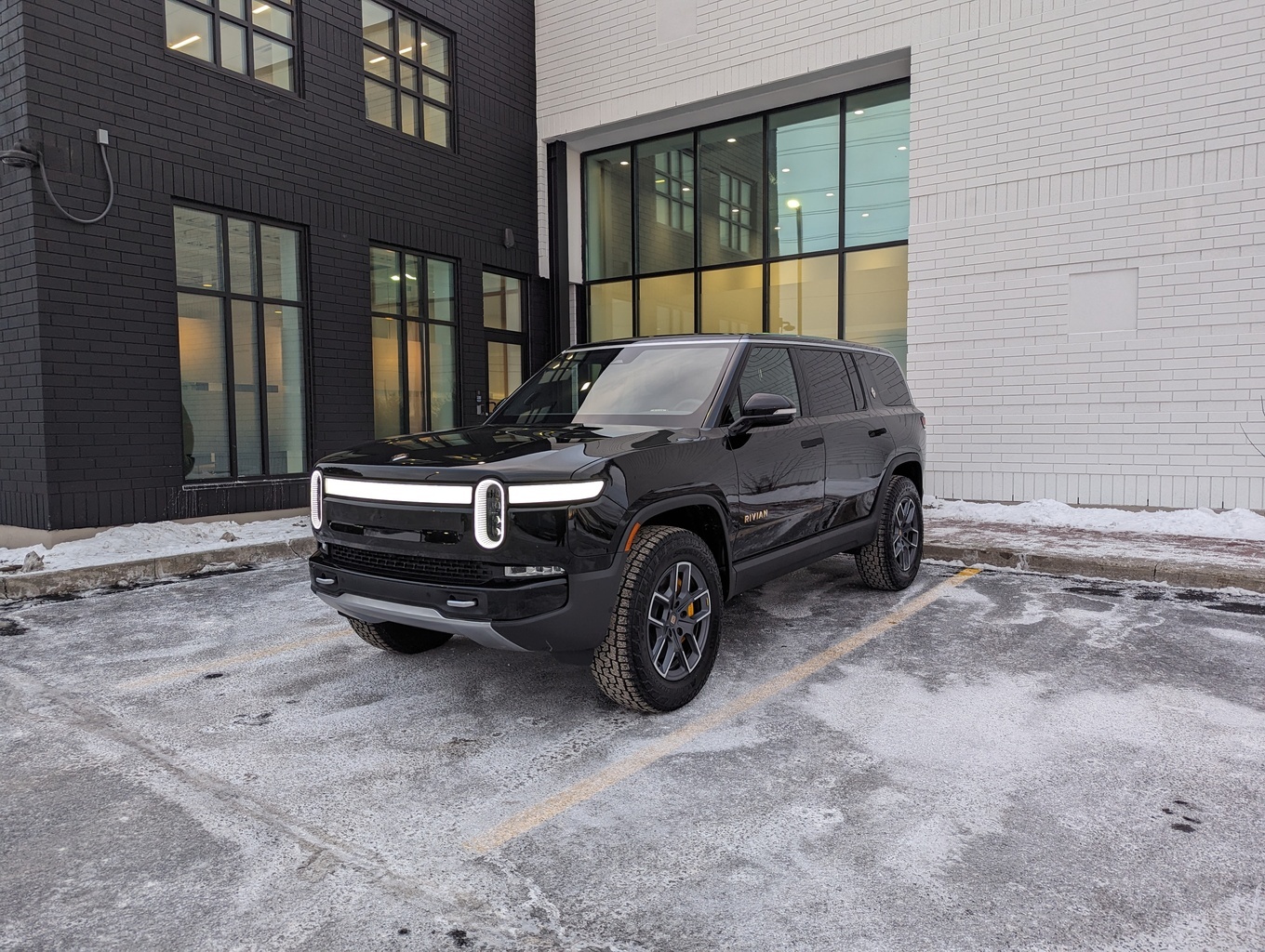 Rivian R1S 2023