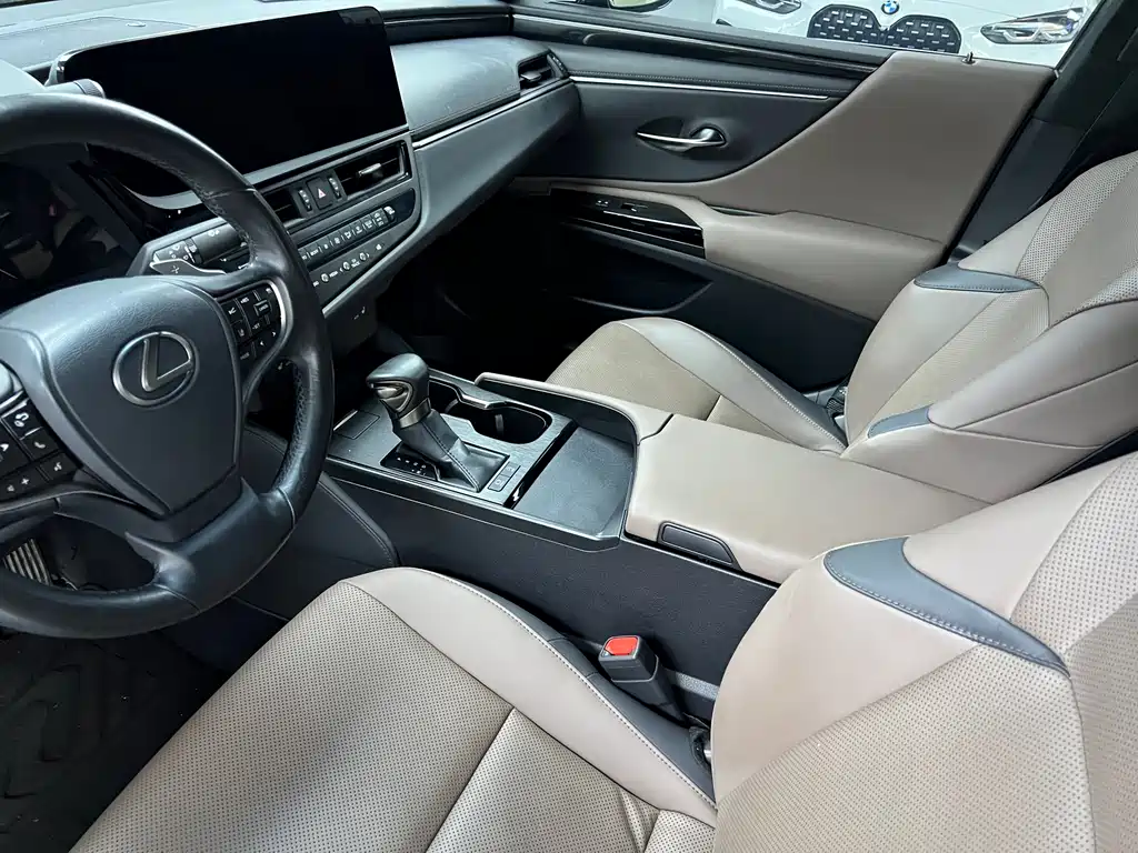 Lexus ES 2024