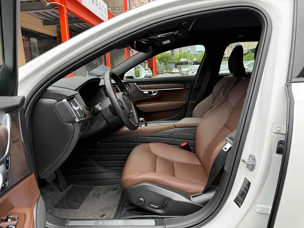 Volvo V90 2024