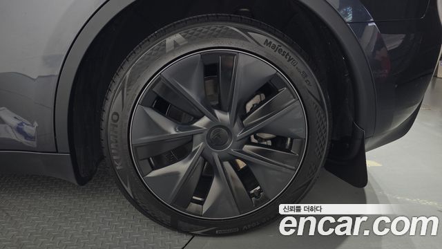 Tesla Model Y 2025