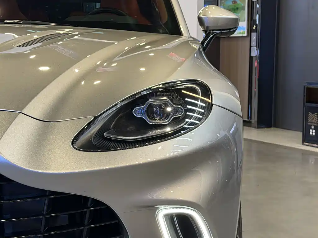 Aston Martin DBX 2023