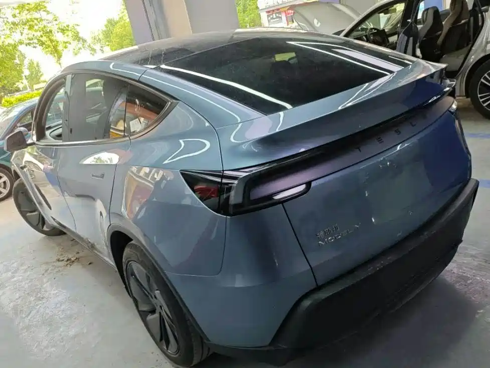 Tesla Model Y 2025