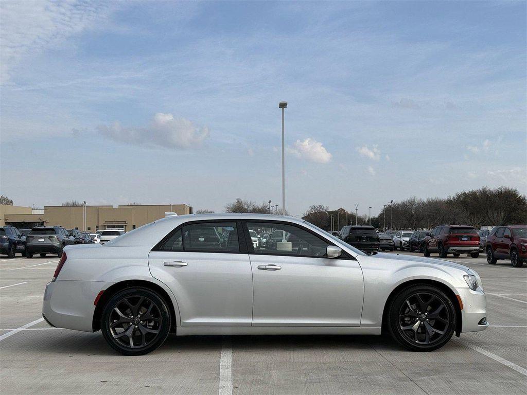 Chrysler 300 2023