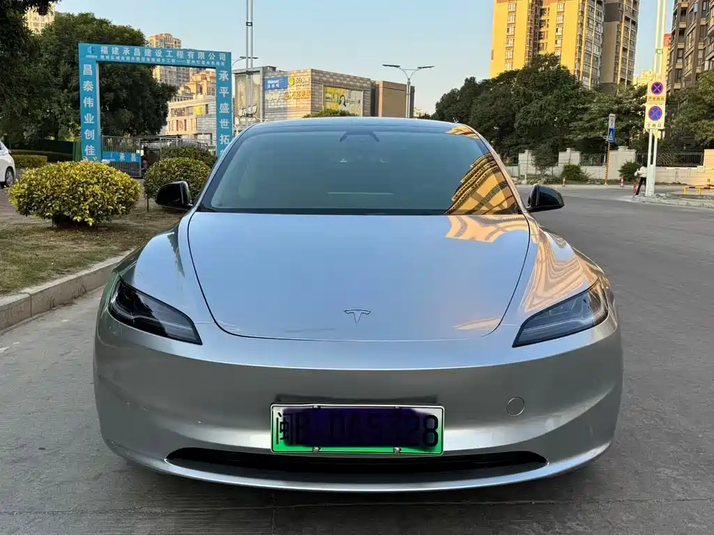 Tesla Model 3 2024