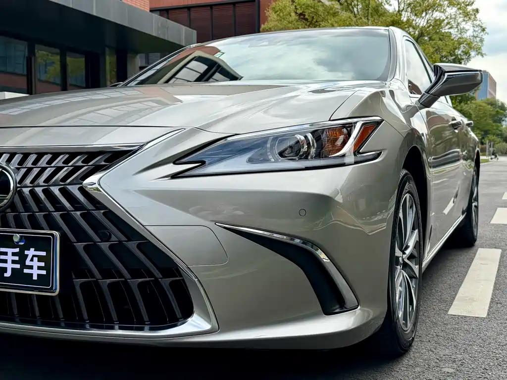 Lexus ES 2024