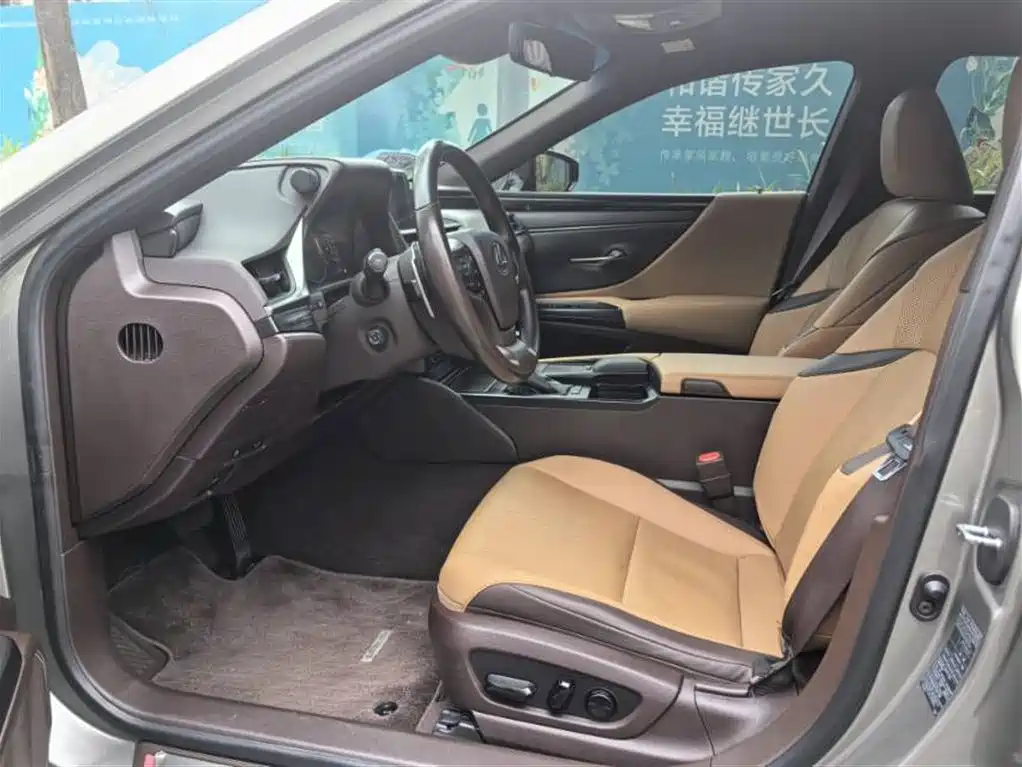 Lexus ES 2021