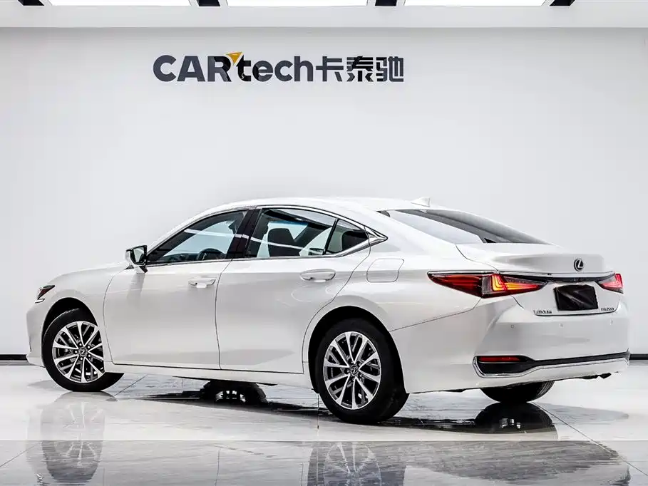 Lexus ES 2024