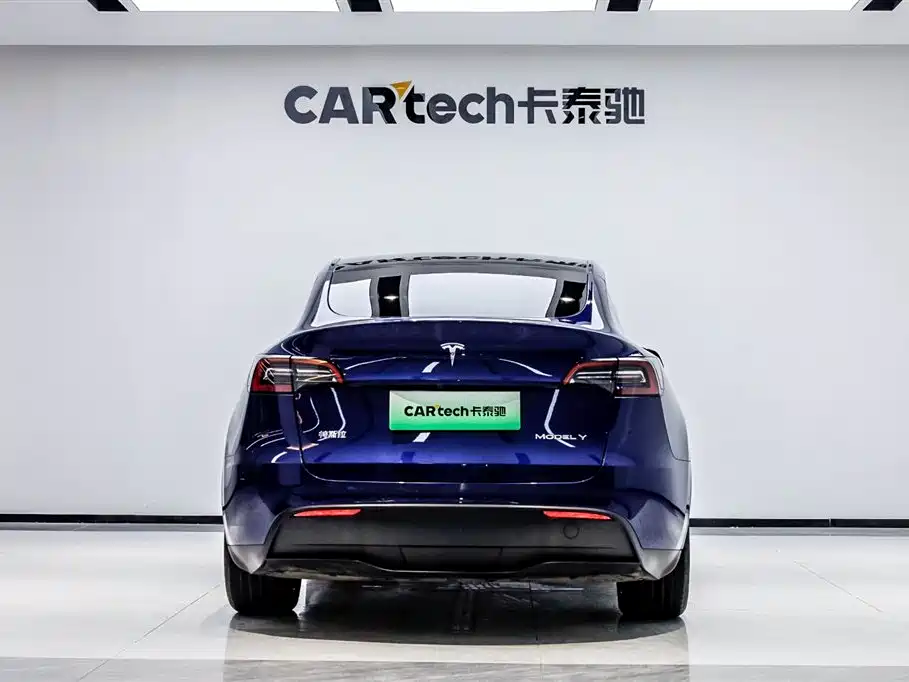 Tesla Model Y 2024