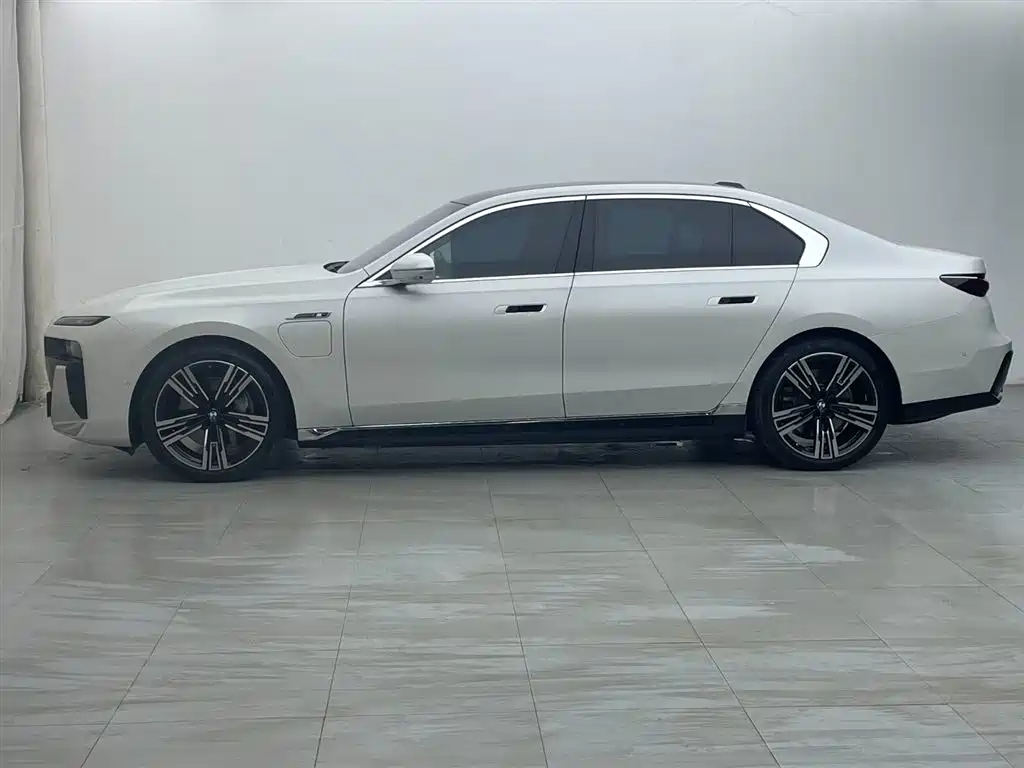 BMW i7 2025