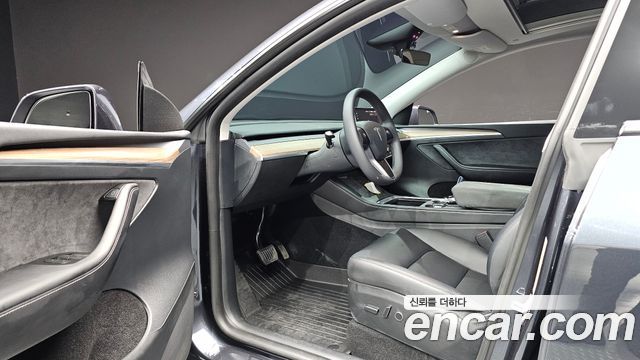 Tesla Model Y 2024