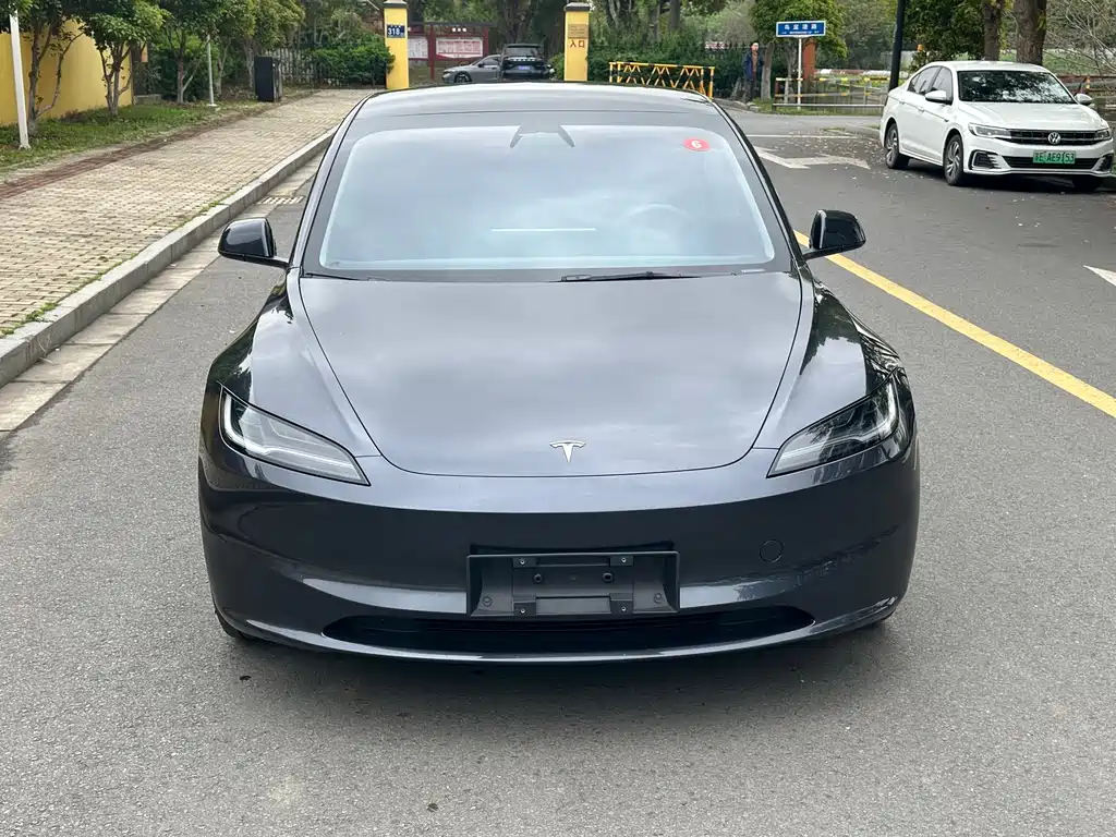 Tesla Model 3 2024