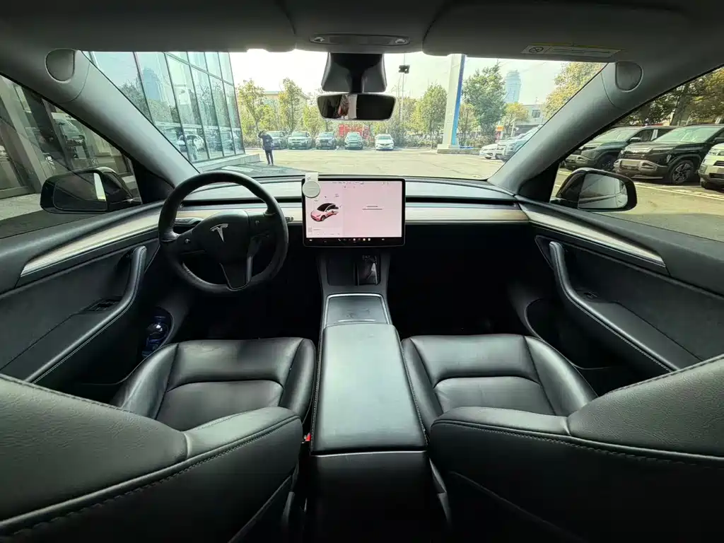 Tesla Model Y 2025