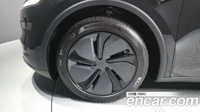 Tesla Model Y 2025