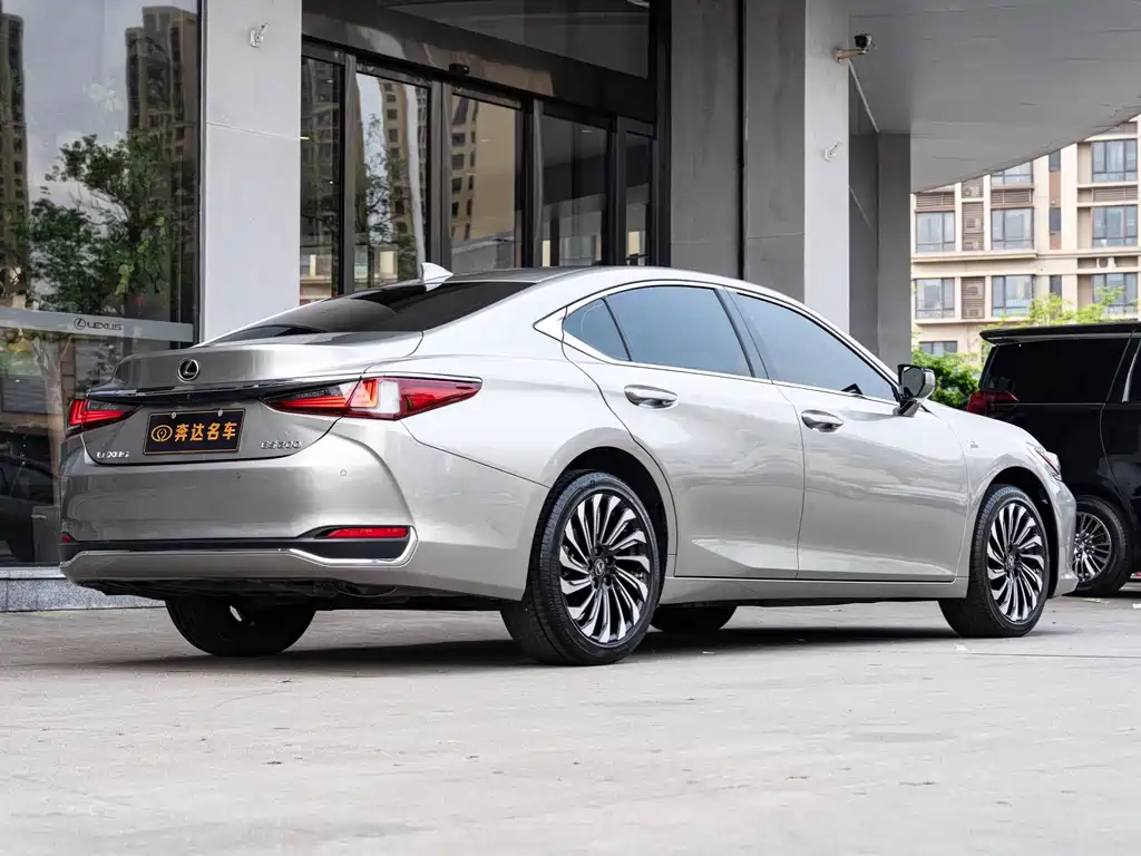 Lexus ES 2024