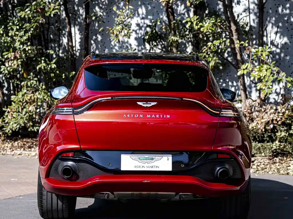 Aston Martin DBX 2021