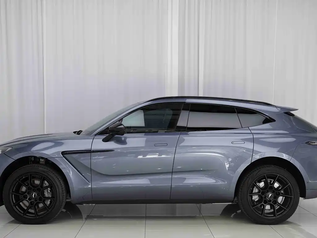 Aston Martin DBX 2021