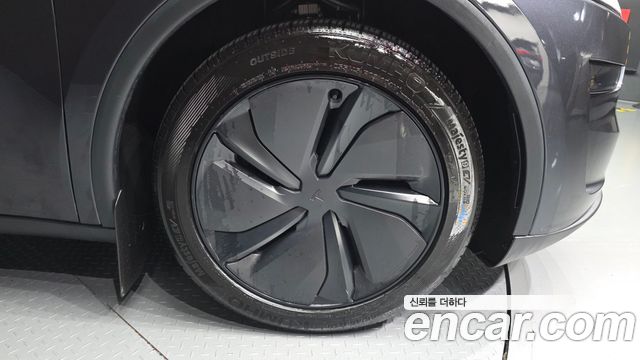 Tesla Model Y 2025