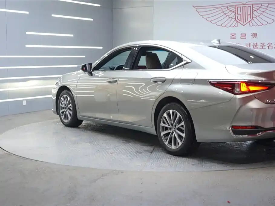 Lexus ES 2024