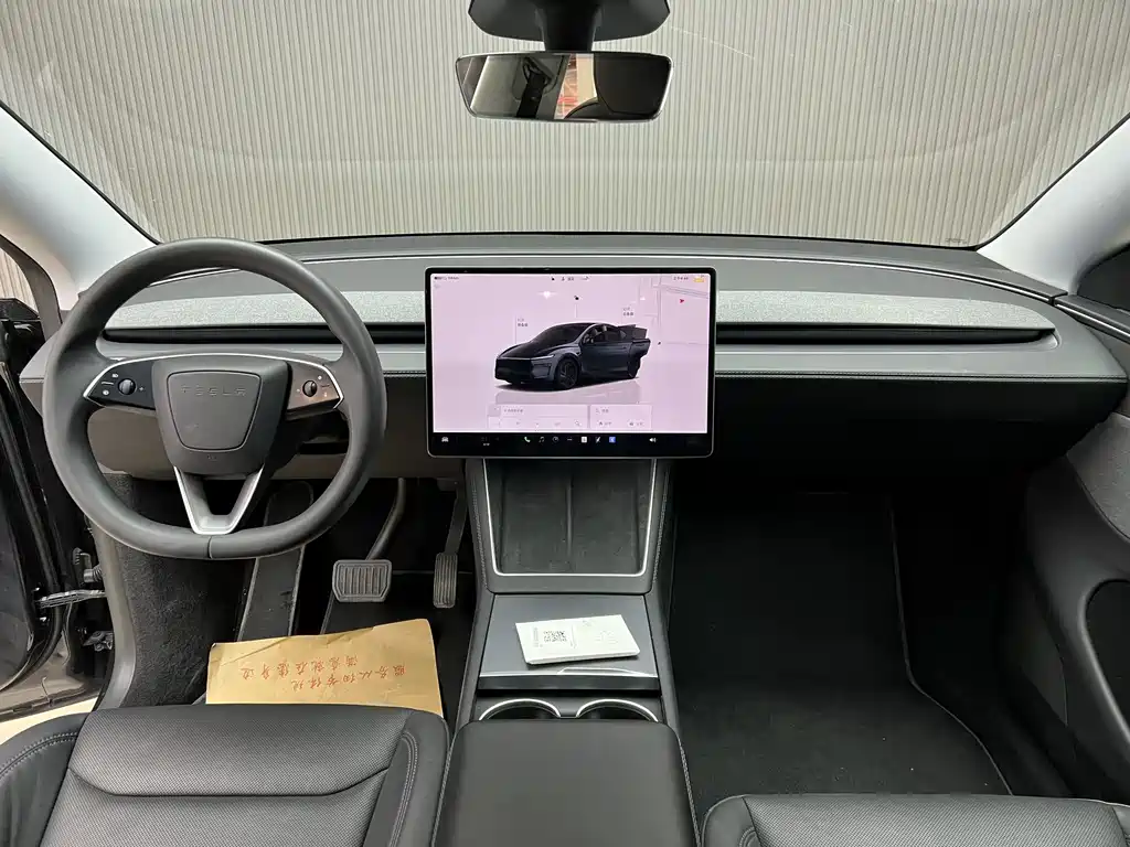 Tesla Model Y 2025