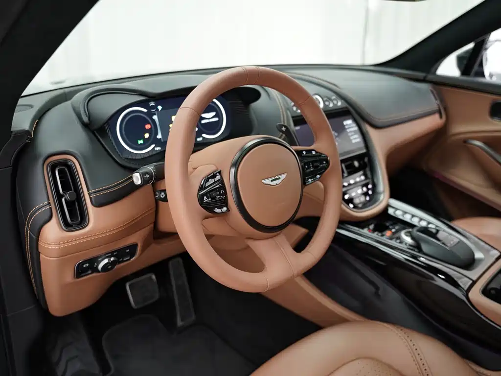 Aston Martin DBX 2021