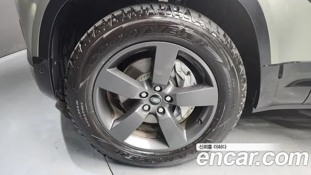 Land Rover Defender 2023