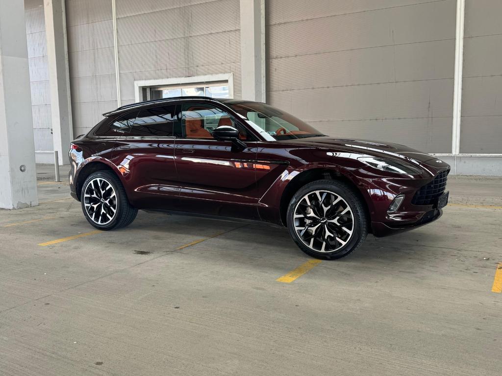 Aston Martin DBX 2021