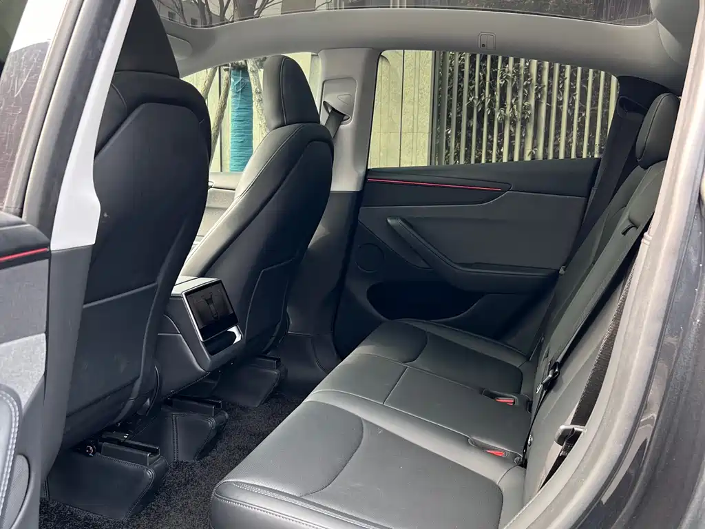 Tesla Model Y 2025