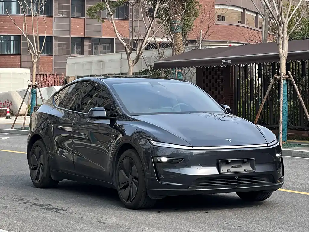 Tesla Model Y 2025