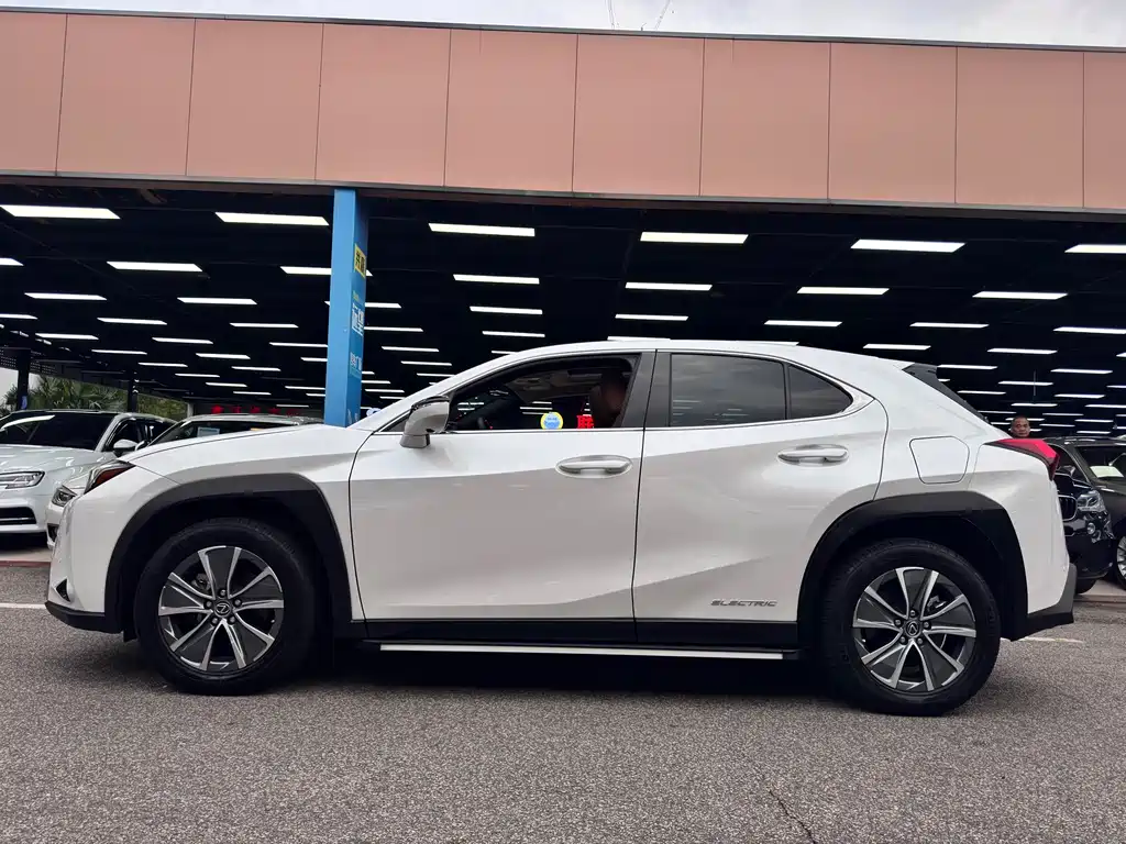 Lexus UX 2021