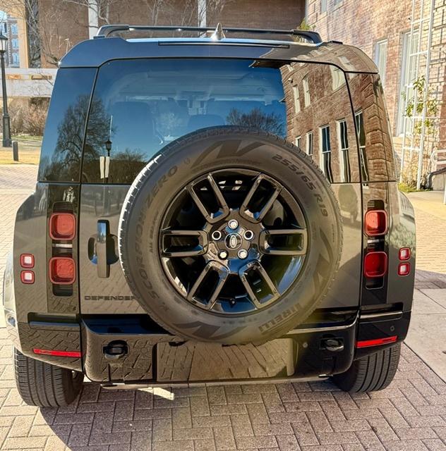 Land Rover Defender 2024