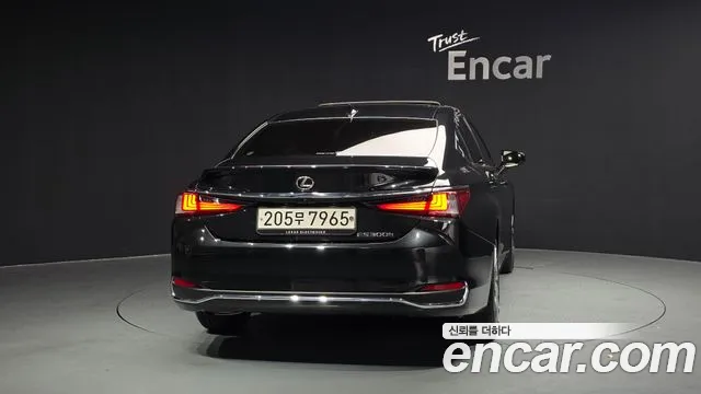 Lexus ES 2023